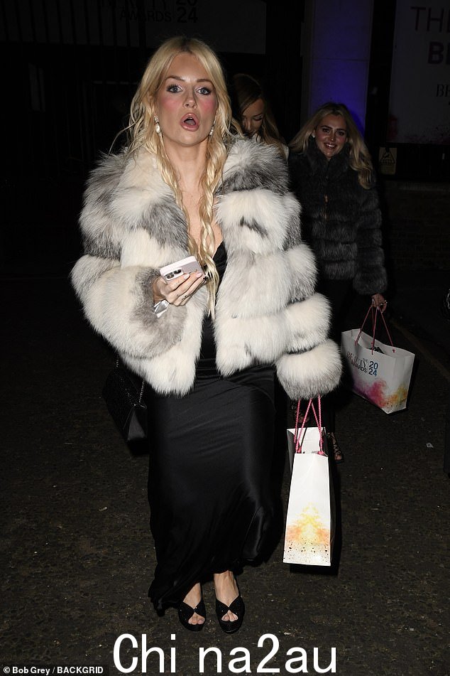 享受星星周一,洛蒂·莫斯 (Lottie Moss)、克里斯汀·麦吉尼斯 (Christine McGuinness) 和杰西·赖特 (Jess Wright) 带领荣誉炮兵连出发,度过了一个欢乐的夜晚。 /> <p class=