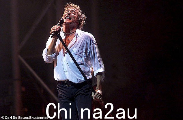 他曾在 2002 年与 Coldplay 和 Stereophonics 一起成为音乐节的主角（如图）