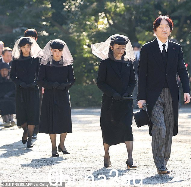 秋筱皇太子(右)和纪子皇太子妃(右二)以及他们的孩子 29 岁的佳子(左)和 18 岁的久仁。左二是爱子公主