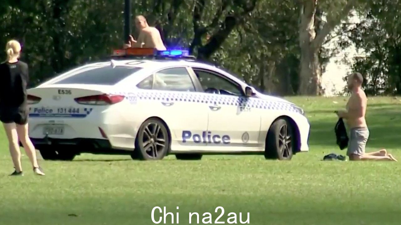 独家:严酷的场景新南威尔士州警方在公园里驱赶驾车人士” fetchpriority=