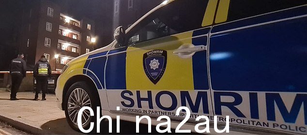 Shomrim,一个犹太社区观察组织,出席了现场并发布了一段视频,显示地上有一系列玻璃碎片,旁边似乎是破碎的盘子