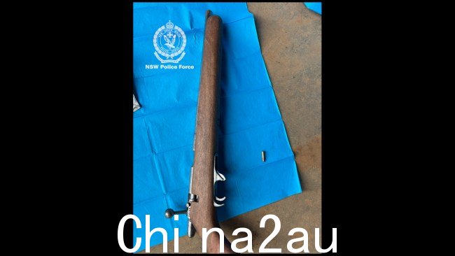 警方搜查了一辆车辆,并查获了一把已上膛的锯断步枪 图片:新南威尔士州警方