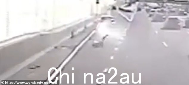 剪辑显示女乘客因冲力而沿路滚滚数米(如图),然后以胎儿姿势躺在地上