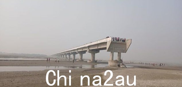男人们开车离开了跨越 Ramganga 河连接 Faridpur 和 Dataganj 的桥梁(如图)