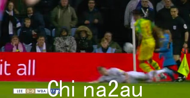 Alioski 在一次挑战中冲刺,导致他被出示黄牌