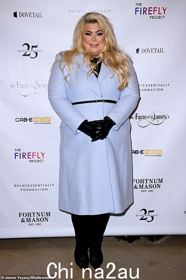 前 TOWIE 43 岁的明星在红地毯上摆出几张令人惊叹的照片,显得精神抖擞
