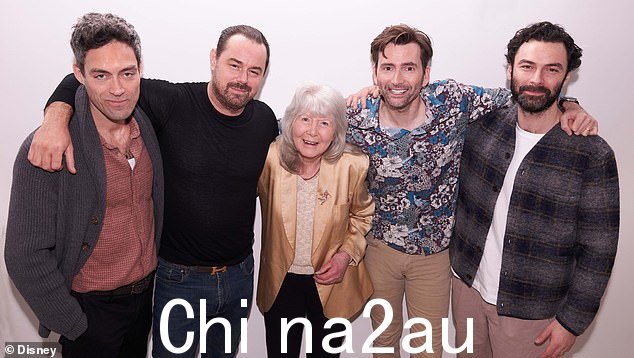 演出重点关注 20 世纪 80 年代英格兰攫取权力的社会精英的戏剧性、过度行为和令人震惊的滑稽行为(如图所示 L-R Alex、Danny Dyer、Jilly、David 和 Aidan)