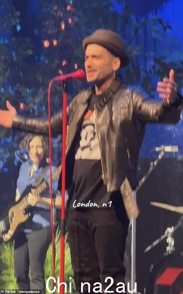 周二向人群打招呼时,Zayn 惊呼道:“能在这里不说谎真是太棒了。谢谢你们的等待,我知道我花了一段时间,但今晚我们就在这里。” =