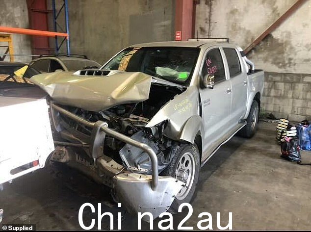 青少年驾驶一辆丰田 RAV4 时,她转向迎面驶来的车辆,与 Loccisano 女士乘坐的丰田 Hilux 公用事业车正面相撞(如图)