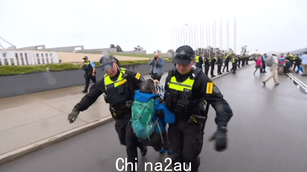 有人看到一些示威者被拖着脚后跟稻田车图片:ANC