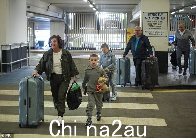 足球经理, 39 岁的他留在英国,而他的两个最小的儿子八岁的基特和六岁的卡斯则与妻子科琳的父母科莱特和托尼一起飞往澳大利亚