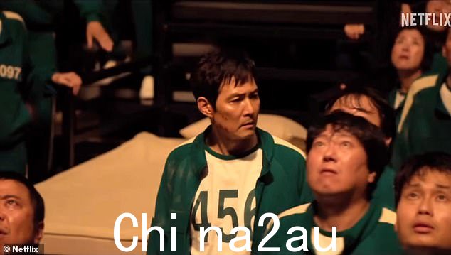 作为新游戏比赛开始后,我们看到了兴奋的新玩家的新鲜面孔,这与 Gi-hun 疲惫而复仇的面孔形成了鲜明的对比。 /> <p class=