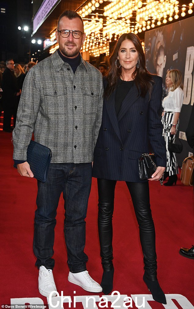 周三,丽莎·斯诺登 (Lisa Snowdon) 与未婚夫乔治·斯马特 (George Smart) 一起出席《更好的男人》(Better Man) 首映式,身着超大号细条纹西装外套,看起来毫不费力地别致