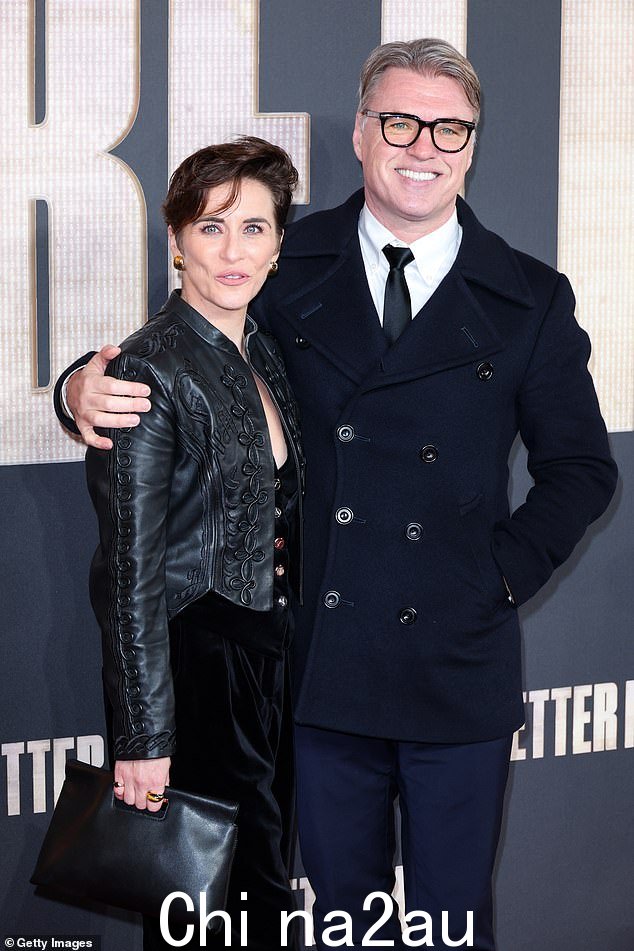 维琪·麦克卢尔 (Vicky McClure) 和她的搭档乔尼·欧文 (Jonny Owen) 身穿全黑套装,罕见地一起亮相周三的《更好的男人》首映式,看起来很别致