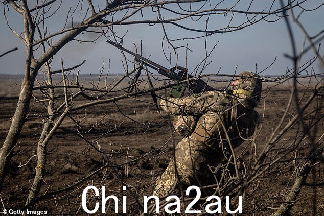 2024 年 2 月 23 日,乌克兰马林卡附近,乌克兰第 72 旅防空部队的一名成员向俄罗斯 Zala 侦察无人机开火