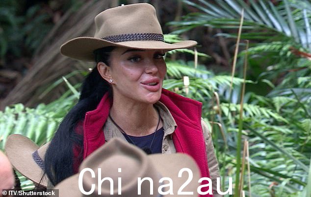 莫拉·希金斯 (Maura Higgins) 在《我是名人》(I'm A Celebrity) 的布什塔克 (Bushtucker) 审判之前,在一次厚颜无耻的交流中被图莉莎·康托斯塔夫洛斯 (Tulisa Contostavlos) 称为“小牛”……让我离开这里! class=