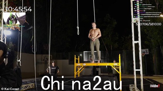 “视频”直播画面显示,一名赤裸上身的男子站在黄色凳子上,脖子上套着绞索"