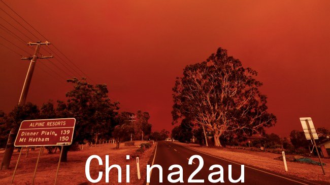 2020 年 1 月 4 日奥米奥的大火使天空变成红色。图片:Darrian Traynor/Getty Images