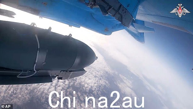 恩这个照片取自俄罗斯国防部发布的视频,其中一架俄罗斯空军喷气式飞机在一个秘密地点向乌克兰阵地投掷炸弹