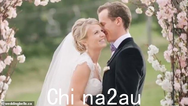 Ashley 和 James Schwalm 在安大略省的 Craigleith 滑雪俱乐部结婚,新娘乘坐马车抵达