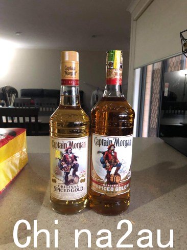 一瓶免税的 Captain Morgan's 酒,旁边是在巴厘岛迷你超市购买的一瓶酒。图片:提供/Colin Ahearn。