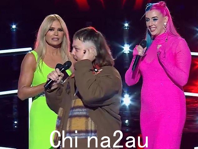 '所以对我来说,我认为仅仅参加这个节目还不够,我想我们必须要努力尝试并脱颖而出。就像你可能有一首好歌,但每个人都在唱一首好歌'