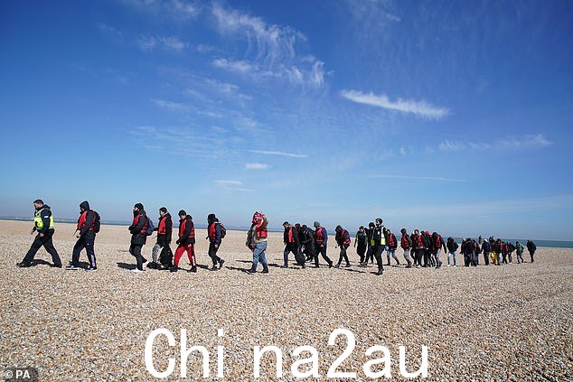 虽然庇护申请有从 2016 年的 40,000 人增加到现在每年略高于 100,000 人,这一数字仅占截至 2024 年 6 月的 120 万人中的不到 10%