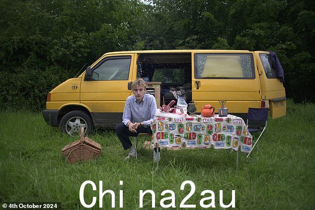 35 岁的查理再次跳上他值得信赖的黄色露营车,将穿越整个世界沉浸在不同的冬季节日中 - 从德文郡的木桶燃烧到莫里斯的舞蹈Gloucestershire