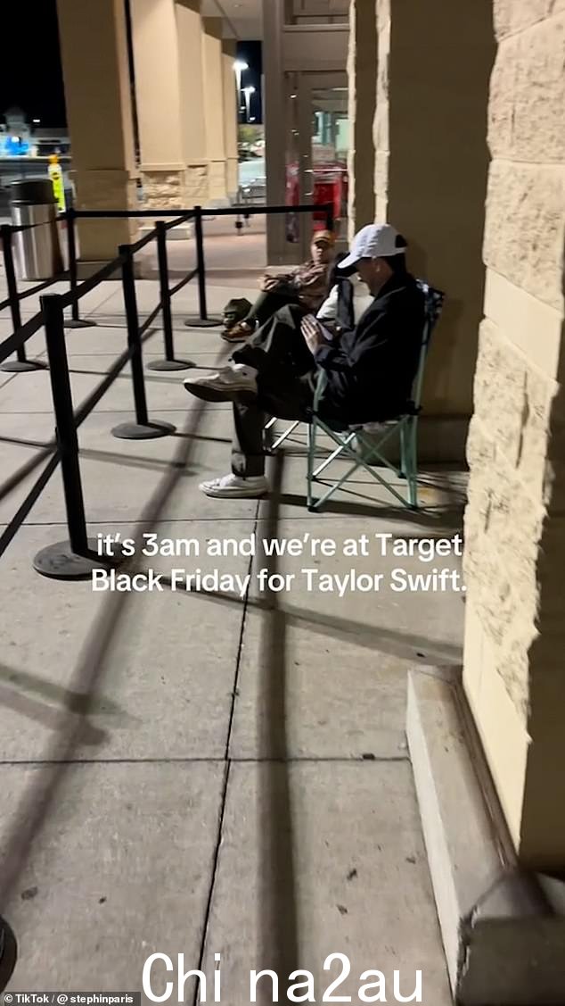 预期排队时,零售商的工作人员在门外设置了路障,将 Swiftie 购买者与其他试图获得黑色星期五优惠的顾客分开,以应对粉丝的冲击” class=