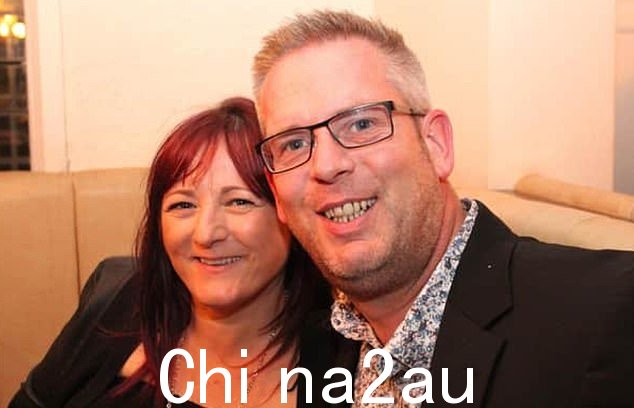 47 岁的乔恩-保罗·普里金特 (Jon-Paul Prigent) 与妻子凯瑟琳 (Catherine) 合影,当时他坐在乘客座位上给女儿上驾驶课,一辆超载的拖车上的泥土从拖拉机上脱落,滚到了他的车上,把他活埋了。