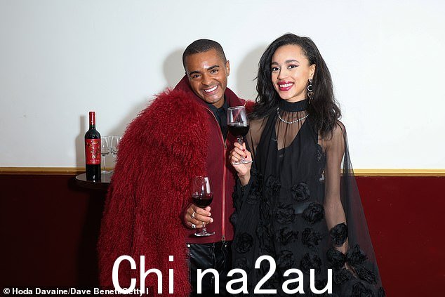Made In Chelsea 的 Paris Smith(右)和 Strictly 的 Layton Williams 出席在伦敦 Mandrake 酒店举行的晚会,庆祝 Diablo Wines 新赞助音乐剧《穿普拉达的女王》