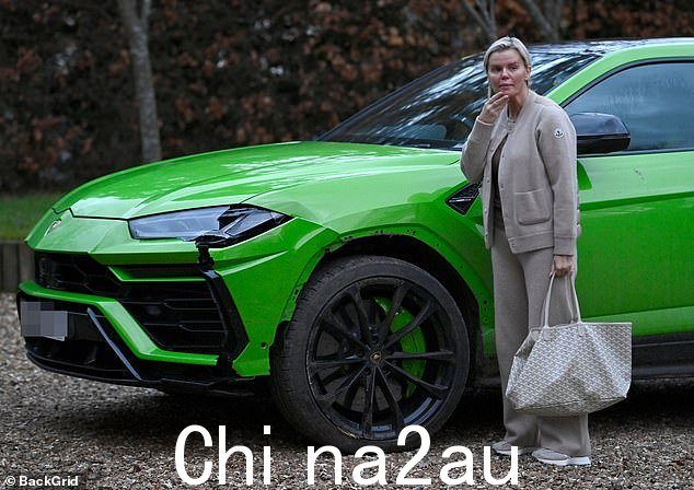 Kerry Katona 周五再次遭受打击,她在黑冰上打滑后损坏了价值 200,000 英镑的兰博基尼