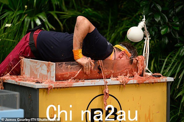 三人组的任务是从装满内脏的托盘中取出硬币,但问题是,他们只能用嘴“class =“blkBorder img-share”style =“max-width:100%”loading =“lazy” /> <p class=