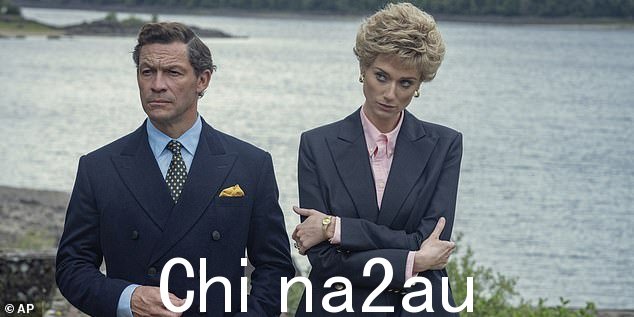 期间多米尼克在剧中的表演因描绘戴安娜王妃的鬼魂(伊丽莎白·德比基,右)与查尔斯国王交谈的场景而受到观众的猛烈抨击