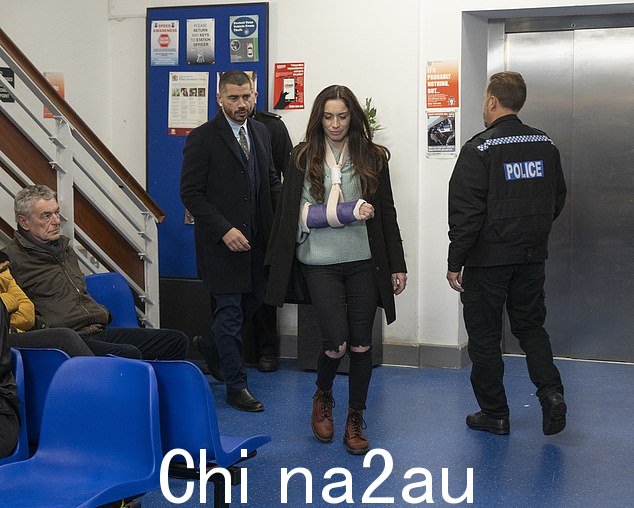 当 Shona 向 Adam 承认她受伤的手臂是因为差点被一辆与黛比偷来的车辆相关的汽车碾过时,黛比的车上的情节变得更加复杂