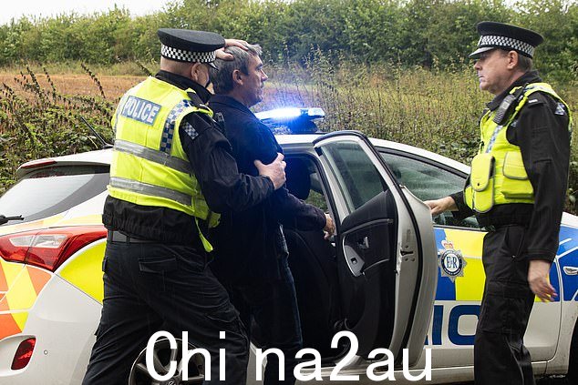 “作为凯恩向警察开枪,他很快发现自己被捕并被放在警察后面e