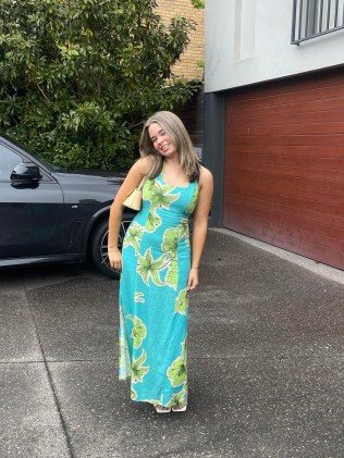 Holly Bowles,19 岁,在老挝一家旅馆饮用含有甲醇的饮料后死亡。图片:Facebook