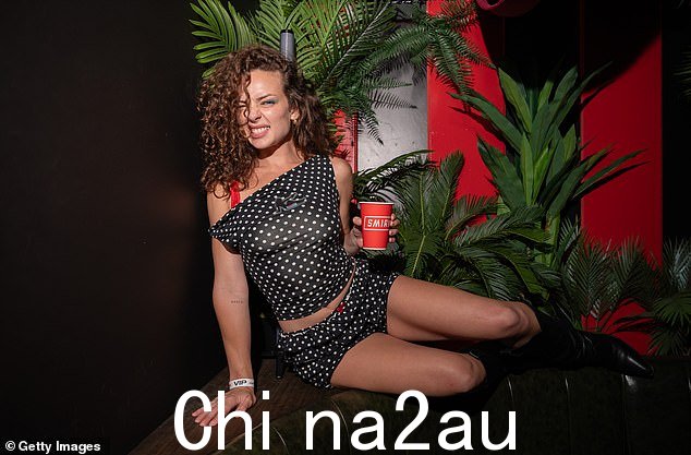 几乎不存在的套装凸显了艾比完美的身材和修长的双腿,她在澳大利亚斯米尔诺夫主办的明星云集的活动中自信地炫耀了她天生的体格