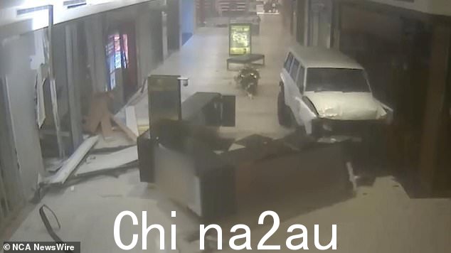 小偷事件期间损坏了一个信息亭” class=