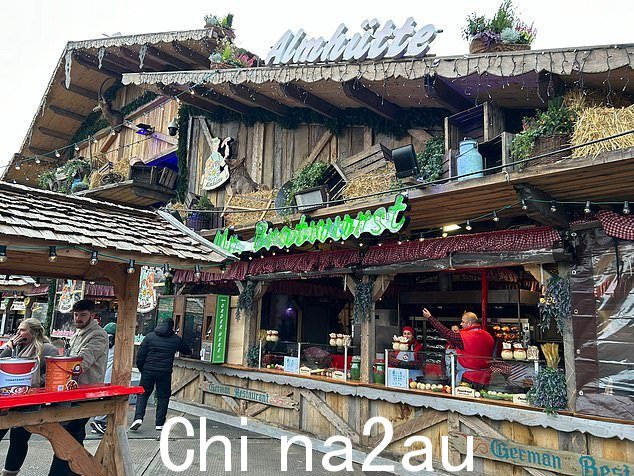 在一家德国主题餐厅,香肠配薯条售价 18.50 英镑