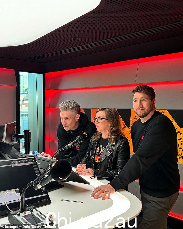 继 Triple M 主持人 Marty Sheargold 7 月份退出墨尔本早餐班后,Daisy 与 Wil Anderson 和 Rosie Walton 一起接管了演出