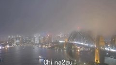 周日下午，严重雷暴袭击新南威尔士州东海岸，昆士兰州遭遇山洪，扰乱悉尼火车