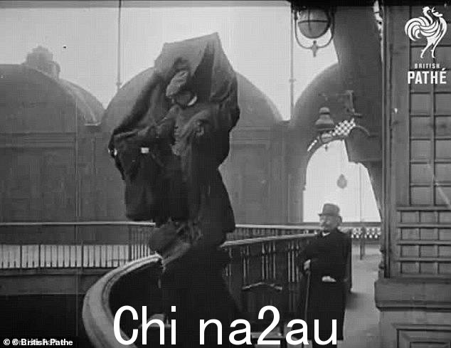 1912 年二月一个冰冷的日子,出生于奥地利的发明家 Franz Reichelt 穿着自制的降落伞服登上巴黎埃菲尔铁塔的照片,这一著名照片