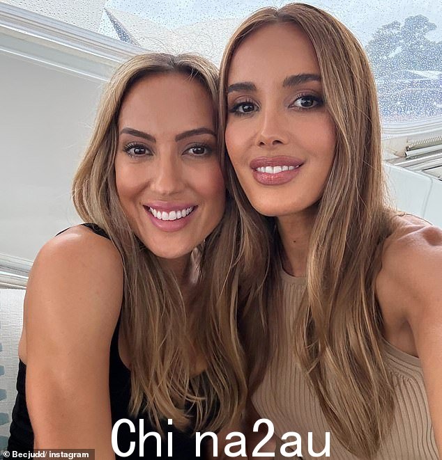 她和她的鞋履设计师女友 Lana Wilkinson 拍了一张自拍照,两人都露出同样令人眼花缭乱的白色微笑