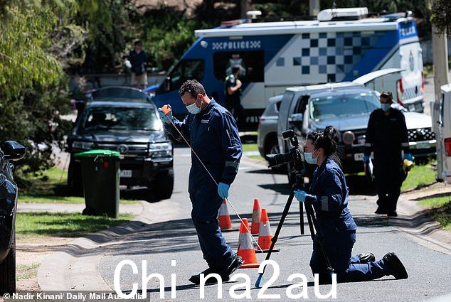 可以看到一名法医官员正在录制视频,同时一名同事标记了现场