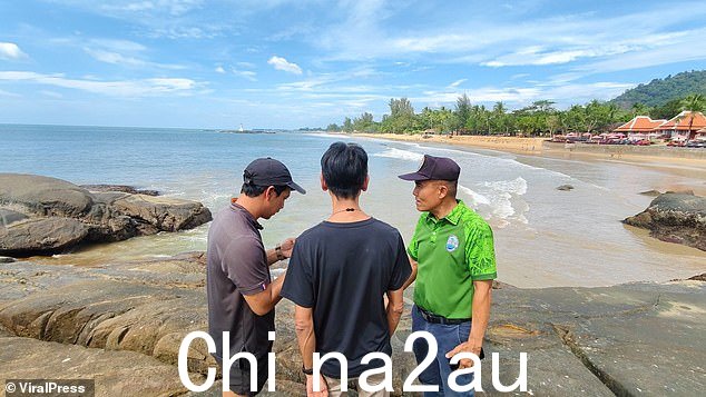 警方称当地人报告称看到了鲨鱼几天前,有人被抓了” class=