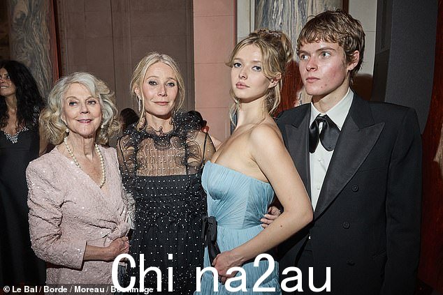 这对 Apple 来说是一件家庭事务,她的祖母 Blythe Danner 和弟弟 Moses 也支持她首次踏入社会