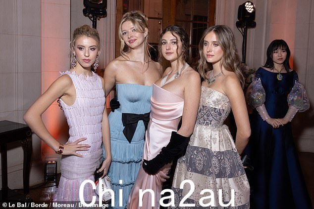 Apple 还与身穿 Chanel 服装的 Oona Finch、身着 Schiaparelli 服装的 Apollonie Halard 以及身着 Giorgio Armani 服装的 Lucia 和 S.Loren 合影”类=“blkBorder img-share”样式=“最大宽度:100%” load=