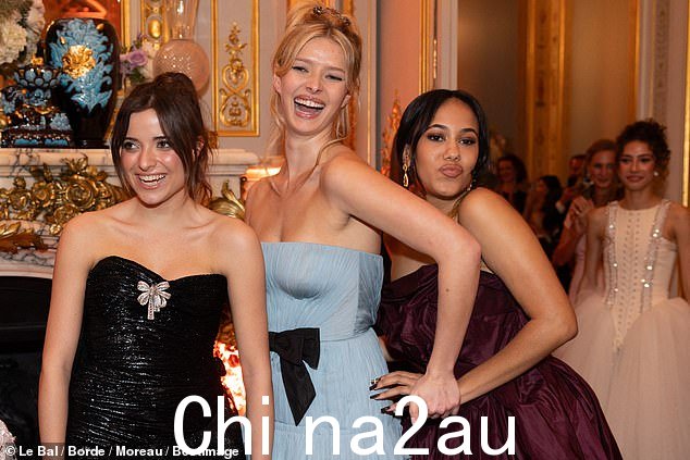 女孩们都在高处在华丽的晚会上,她们一起嬉戏,精神抖擞