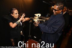 A$AP Rocky 与获奖者 Tom Ford 和 Simone Rocha 一起，在 2024 年时尚奖上荣获文化创新者奖，笑容满面
